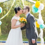 Brautpaar küsst sich bei Freier Trauung in Templin Hochzeitskuss Hochzeit Fotografin Malag