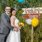 Brautpaar vor DIY Schildern bei Hochzeit in Templin Brandenburg Fotografin Malag