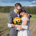 Brautpaarshooting mit Mr. und Mrs, Schildern auf Feld in Templin Brandenburg Fotografin Malag