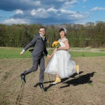 Sprungbild von Brautpaar auf Feld in Templin in Brandenburg Hochzeitsfotografin Malag