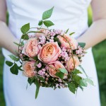 Braut hält Brautstrauß in Fredersdorf Hochzeitsfotograf Fredersdorf