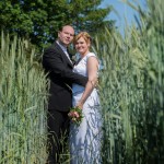 Brautpaar beim Brautpaarshooting auf einem Feld in Fredersdorf Fotografin Malag