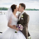 Brautpaar beim Brautpaarshooting in Tegel Hochzeitskuss Hochzeitsfotograf Malag