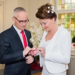 Brautpaar im Standesamt Tempelhof bei Ringübergabe Hochzeitsfotografin Malag