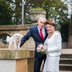 Brautpaar mit Hund beim Brautpaarshooting in Berlin Hochzeitsfotograf Malag