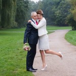 Shooting mit Brautpaar in Berlin Bräutigam trägt Brautstrauß Hochzeitsfotograf Malag