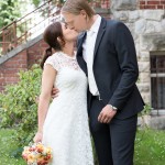 Brautpaar küsst sich vor Standesamt Mittenwalde Hochzeitsfotograf Malag