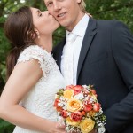 Braut küsst Bräutigam auf die Wange beim Brautpaarshooting Hochzeitsfotograf Malag