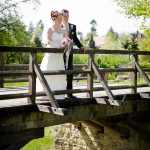 Hochzeitspaar auf Brücke Brautpaarshooting Brandenburg Malag