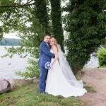 Hochzeitsbild in Strausberg von Brautpaar beim See in Brandenburg Fotograf Malag