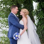 Brautpaarshooting in Strausberg am See mit blauem Anzug Fotograf Malag