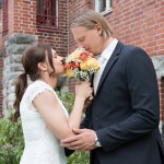 Brautpaar beim Brautpaarshooting mit duftenden Brautstrauß Hochzeitsfotograf Malag