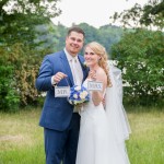 Brautpaar hält Schilder beim Brautpaarshooting hoch Hochzeitsfotograf Malag
