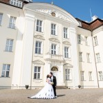 Brautpaar in Köpenick Brautpaarshooting Hochzeitskuss in Berlin Malag