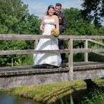 Hochzeitspaar im Spreewald auf Brücke während Brautpaarbildern Fotografin Malag