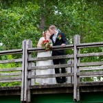 Brautpaar steht auf Brücke und küsst sich Fotograf Malag