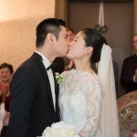 Brautpaar küsst sich bei Hochzeit standesamtlichen Trauung in Villa Kogge in Berlin Fotografin Malag