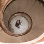 Brautpaar inmitten einer Rundtreppe in Brandenburg beim Brautpaarshooting Fotografin Malag