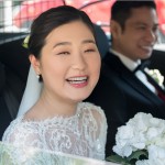 Braut sitzt im Auto und lächelt Hochzeit in Berlin Villa Kogge Fotograf Malag