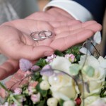 Hochzeitsringe auf Hände vom Brautpaar Fotografin Malag