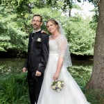 Brautpaar posiert im Wald vor Hochzeitsfotograf in Schöneiche Malag