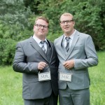 Hochzeitspaar hält Mr. und Mr. Schild hoch Shooting Ahrensfelde Fotografin Malag