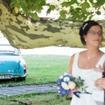 Hochzeitsauto beim Brautpaarshooting Brautpaar im Vordergrund Malag