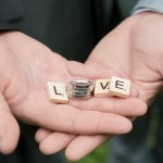 Paar zeigt Hochzeitsringe dem Fotografen Malag