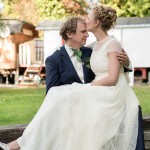 Braut küsst Bräutigam auf die Stirn Hochzeitspaar Fotograf Malag