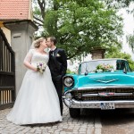 Brautpaar mit Hochzeitsauto vor Schlosskirche Schöneiche Fotograf Malag
