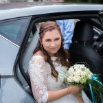 Braut steig in Hochzeitsauto beim Standesamt Mittenwalde Hochzeitsfotografin Malag