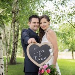 Brautpaar zeigt Namen auf Hochzeitstafel Berlin Malag