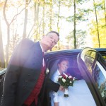 Brautpaar steigt in Hochzeitsauto in Eichwalde Fotograf Malag
