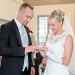 Brautpaar beim Ringwechsel in Woltersdorf Hochzeitsfotograf Malag