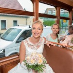 Braut fährt mit Straßenbahn in Woltersdorf Hochzeitsfotograf Malag