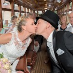 Brautpaar küsst sich in Straßenbahn in Woltersdorf Hochzeitsfotografin Malag