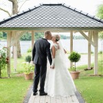 Brautpaarshooting mit Hochzeitspaar in Woltersdorf Hochzeitskuss Fotografin Malag