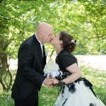 Hochzeitspaar küsst sich im grünen Park in Berlin beim Brautpaarshooting Malag