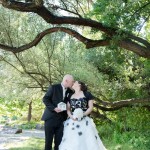 Hochzeitskuss in Berliner Park beim Brautpaarshooting Malag