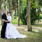 Brautpaar bei Hochzeit in Wald in Berlin beim Brautpaarshooting Fotograf Malag