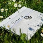 Hochzeit in Fredersdorf Detailfoto vom Stammbuch mit Hochzeitsringen beim Brautpaarshooting Fotografin Malag