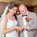 Standesamt Reinickendorf Berlin Ringwechsel vom Brautpaar bei Hochzeit Fotograf Malag