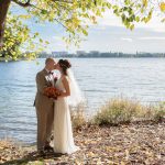 Brautpaar am See mit Herbstsonne in Berlin Fotografin Malag