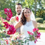 Brautpaar beim Shooting mit Blumen in Berlin Neukölln Fotografin Malag