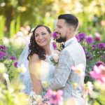 Brautpaar im Blumenmeer in Neukölln beim Brautpaarshooting Fotografin Malag