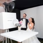 Hochzeitspaar bei der Fotobox während Hochzeitsfeier Malag