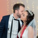 Hochzeitskuss bei Hochzeitsfeier in Berlin Malag